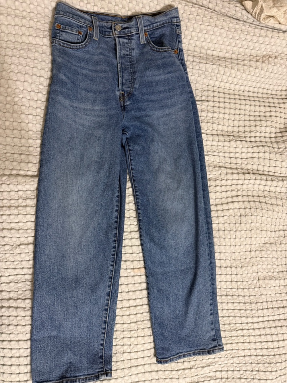 Levi's Straight Leg Jeans in Medium Blue Wash